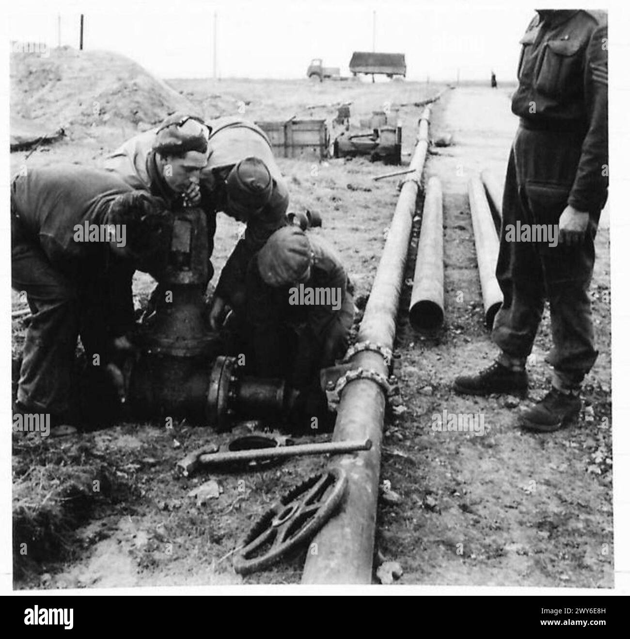 Il primo gasdotto di benzina a Boulogne è mostrato con la valvola T Union installata durante le operazioni dell'esercito britannico dal 21st Army Group. Foto Stock