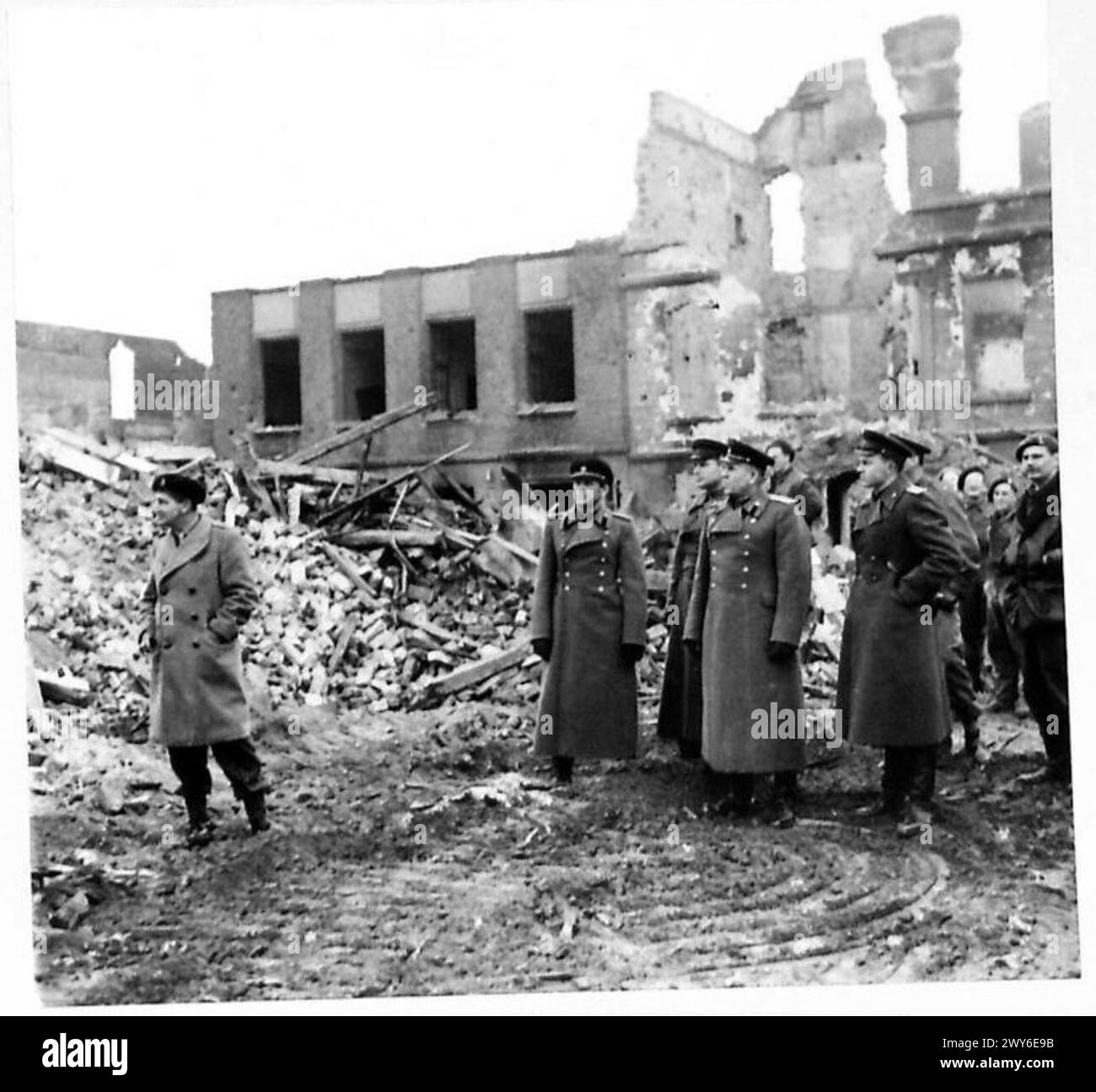 I generali russi visitano il fronte occidentale e osservano le posizioni militari intorno a Goch con gli ufficiali del 21st Army Group dell'esercito britannico presenti. Foto Stock