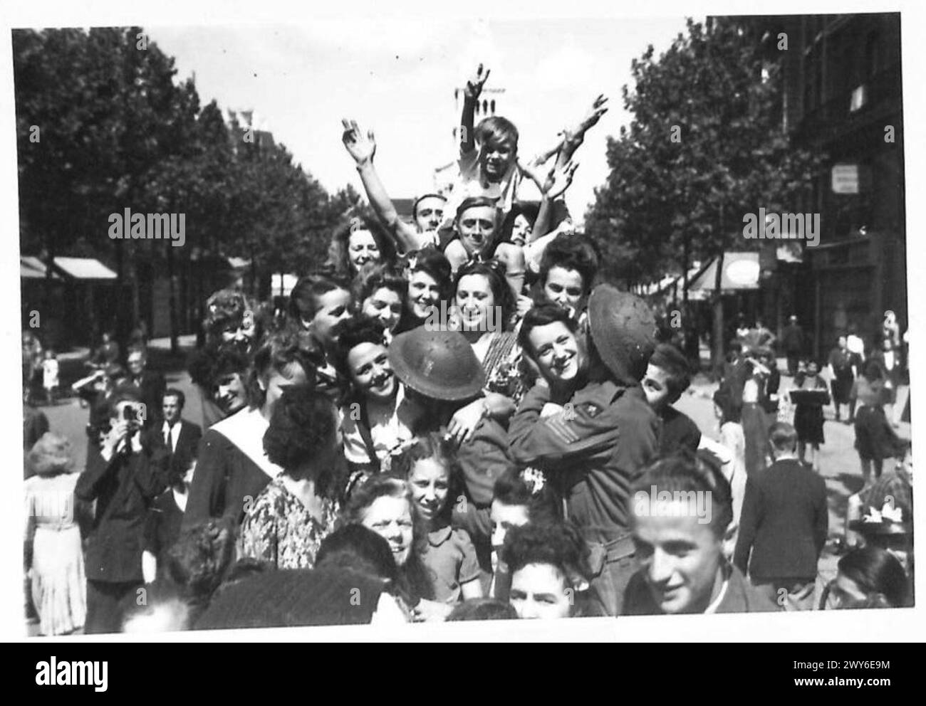 I residenti di Parigi affollano le strade per salutare le truppe britanniche, americane, canadesi e francesi che entrano nella città liberata, illustrando la giubilazione civile e le celebrazioni per la liberazione, l'esercito britannico, il 21st Army Group. Foto Stock