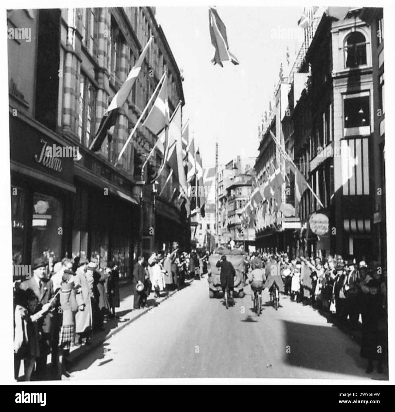 I British 1st Royal Dragoons entrano a Copenaghen, accolti da entusiasti civili durante l'occupazione, British Army, 21st Army Group. Foto Stock