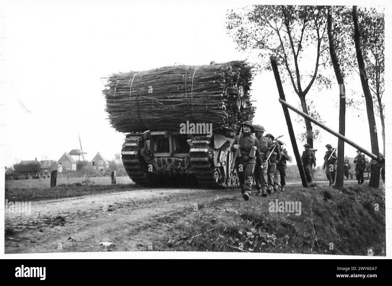 La 2nd Army, con truppe e ingegneri d'assalto, avanzò verso Hertogenbosch, muovendosi attraverso l'area vicino a Nuland sotto il 21st Army Group. Foto Stock