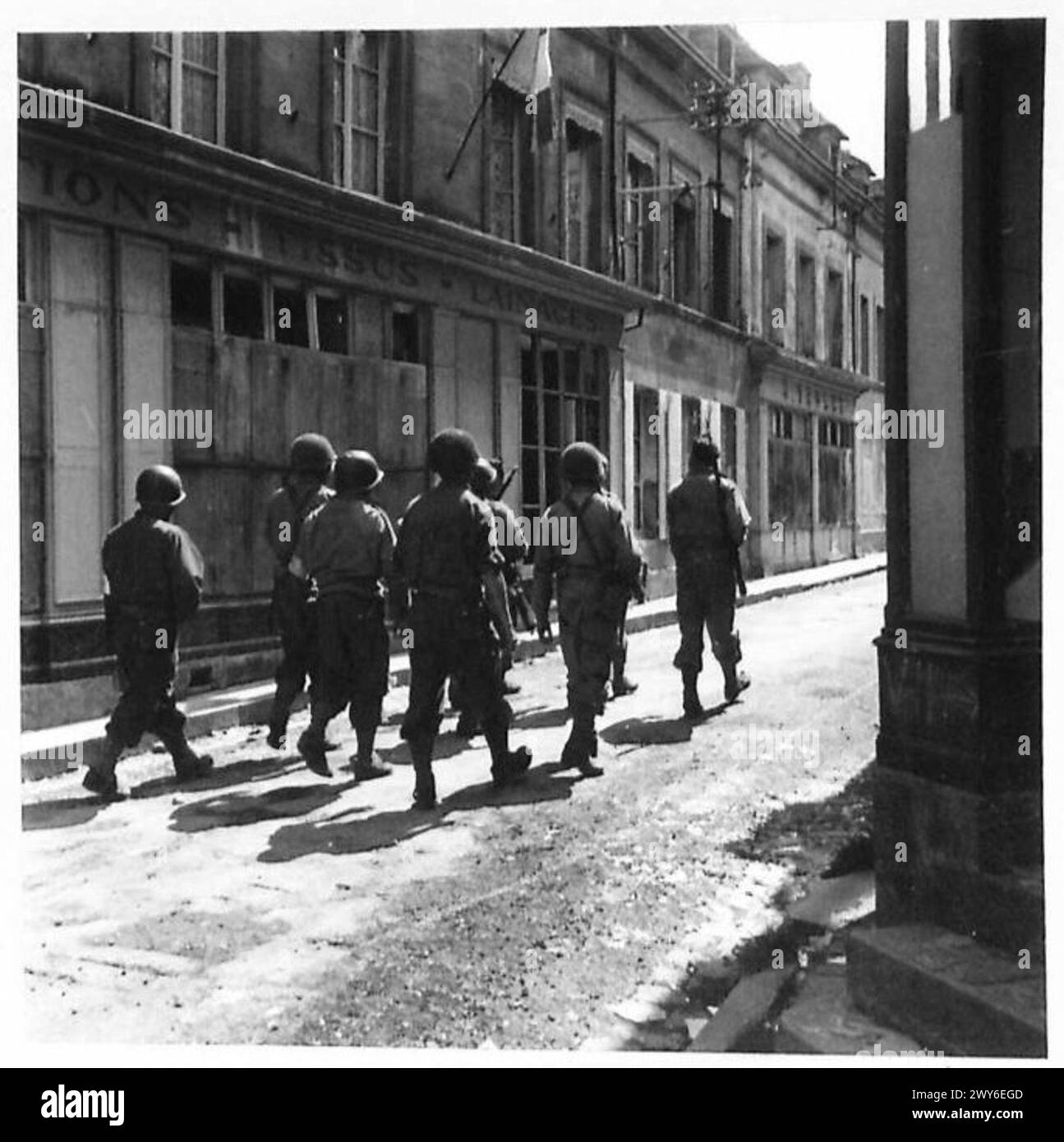 Combattenti della resistenza francese liberi, tra cui i Maquis originali, pattugliano le strade di Ecouche con uniformi e attrezzature americane dopo aver preso il controllo, supportati dall'esercito britannico. Foto Stock