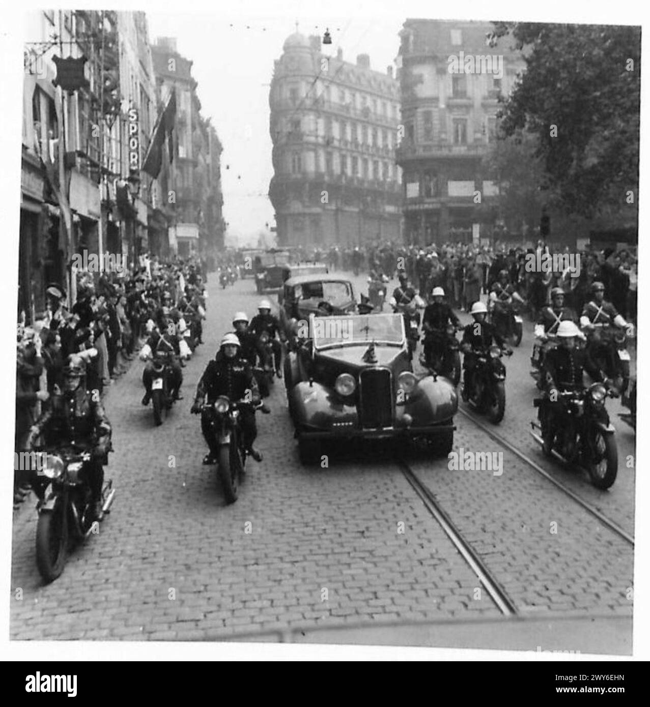 Il feldmaresciallo Montgomery visitò Bruxelles per due giorni, ricevendo un benvenuto pubblico dagli spettatori lungo il percorso per l'Hotel de Ville durante il suo impegno ufficiale con l'esercito britannico del Reno. Foto Stock
