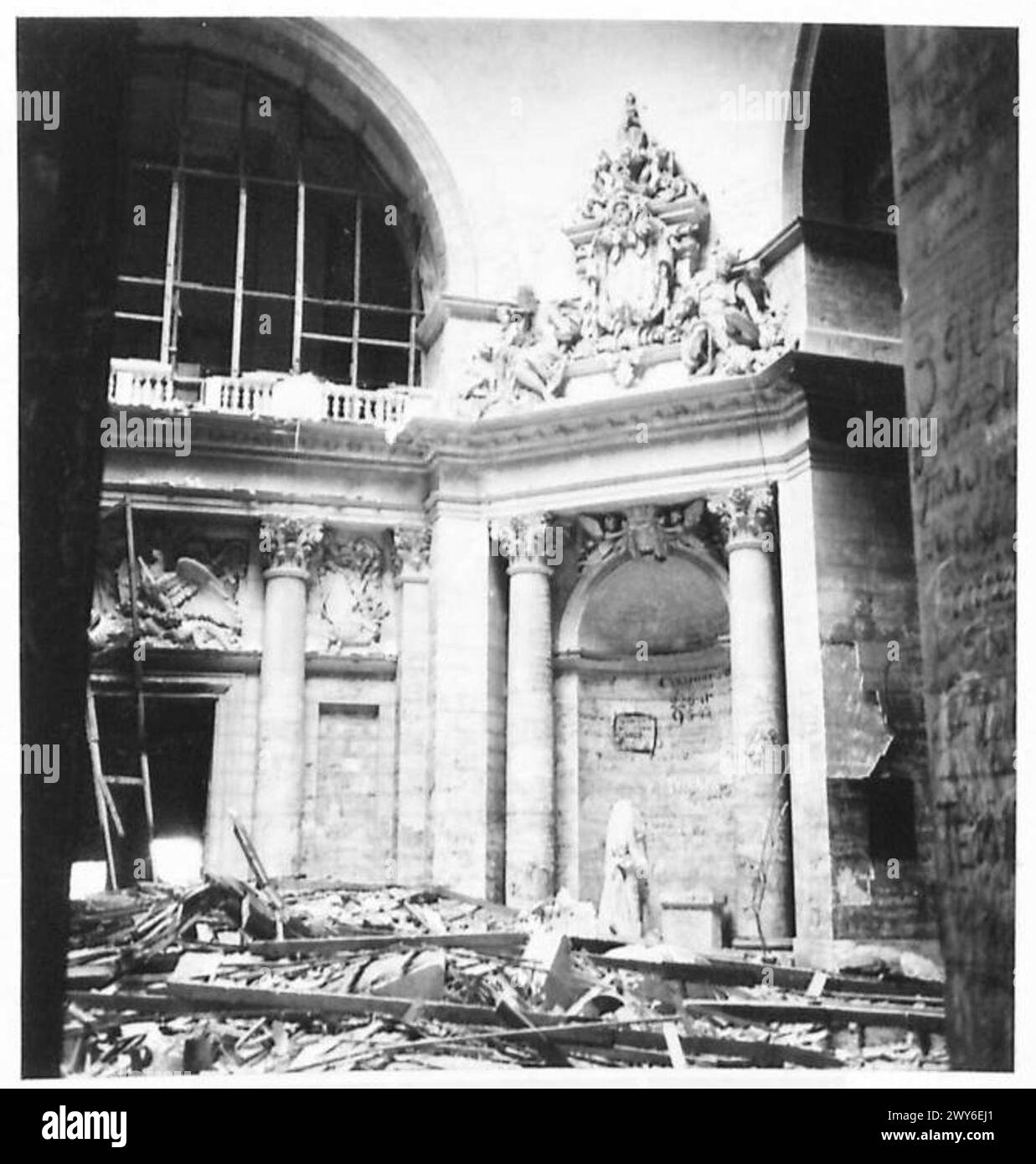 BERLINO: L'EDIFICIO DEL REICHSTAG TEDESCO - vari colpi del relitto del Reichstag, abbondantemente decorato con nomi delle truppe russe scolpiti sui pilastri, ecc.. , British Army, 21st Army Group Foto Stock