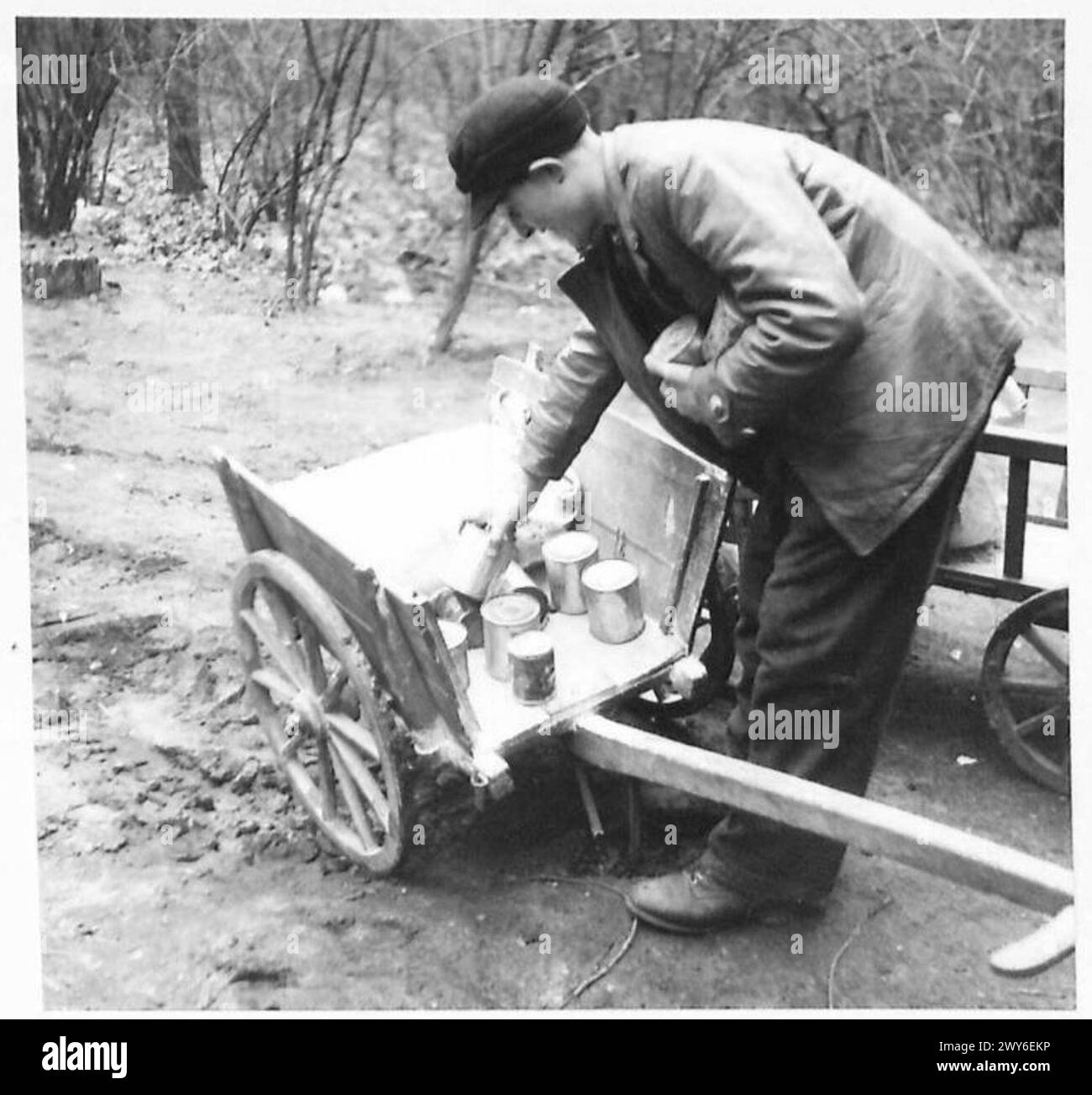 I civili tedeschi ricevono piccole scorte di cibo consegnate con carrelli a mano al magazzino alimentare centrale sotto la supervisione del governo militare. British Army, 21st Army Group presente. Foto Stock