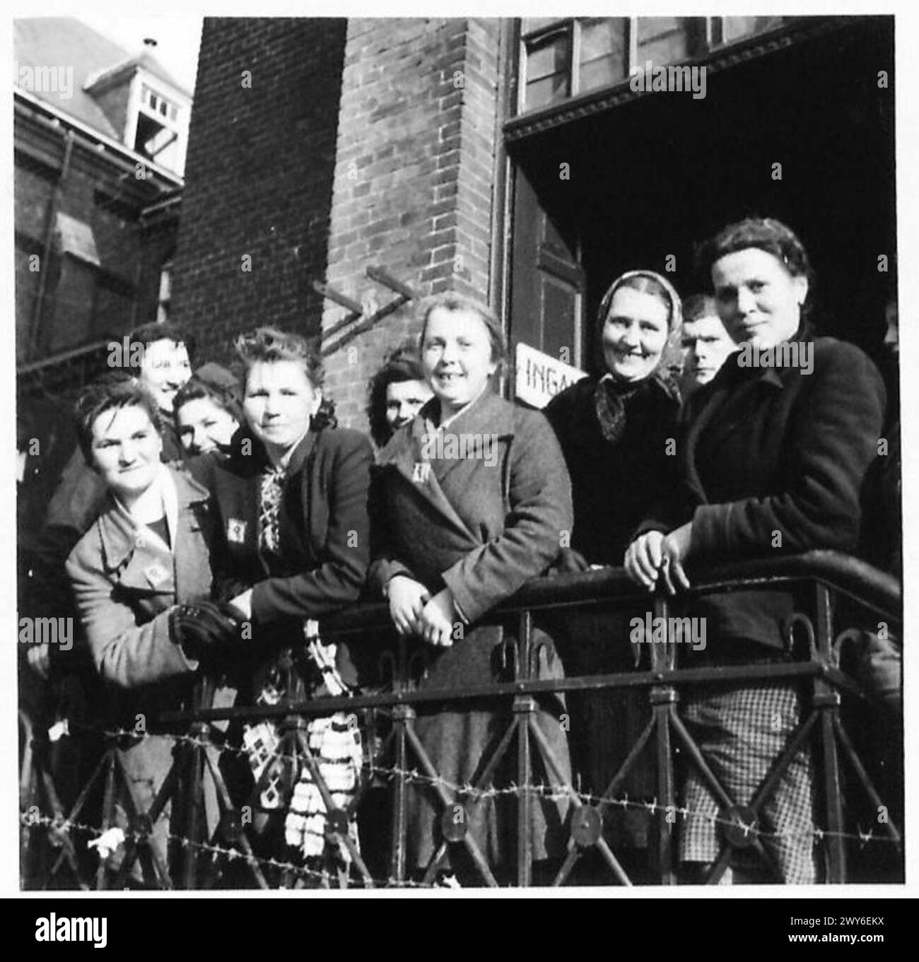 Le donne contadine russe di Minsk sono fotografate sorridendo durante la presenza dell'esercito britannico nell'Europa nord-occidentale tra il 1944 e il 1945. Foto Stock