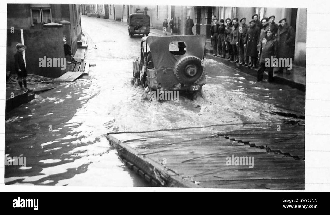 IL MAAS IN ALLUVIONE VICINO a MAESEYK - il traffico scorre dalla fine del ponte, fino alle inondazioni. , British Army, 21st Army Group Foto Stock