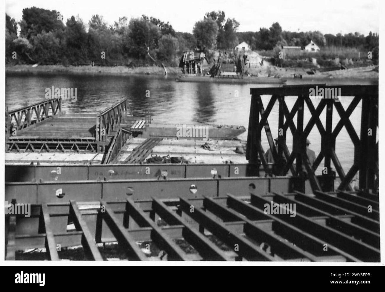 COSTRUENDO Un PONTE BAILEY GALLEGGIANTE DI CLASSE 40 SULLA SENNA - banchine di atterraggio su ogni lato del fiume. , British Army, 21st Army Group Foto Stock