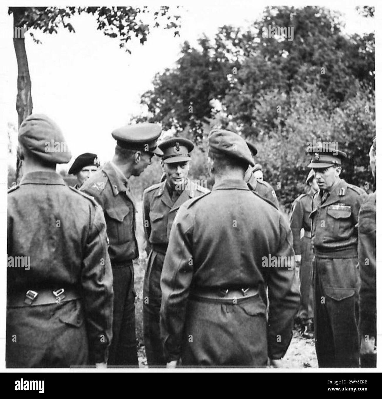 Sua Maestà il Re visita le truppe britanniche, fermandosi a parlare con un soldato durante la visita. Foto Stock