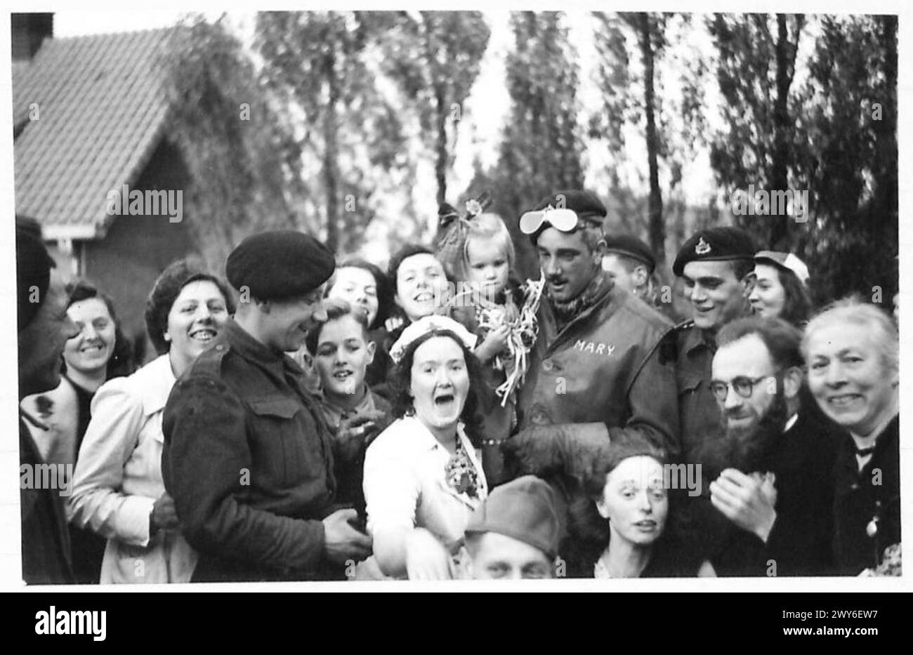 Le truppe dell'esercito britannico del 21st Army Group furono accolte dai civili durante la liberazione di Dirschot. Foto Stock