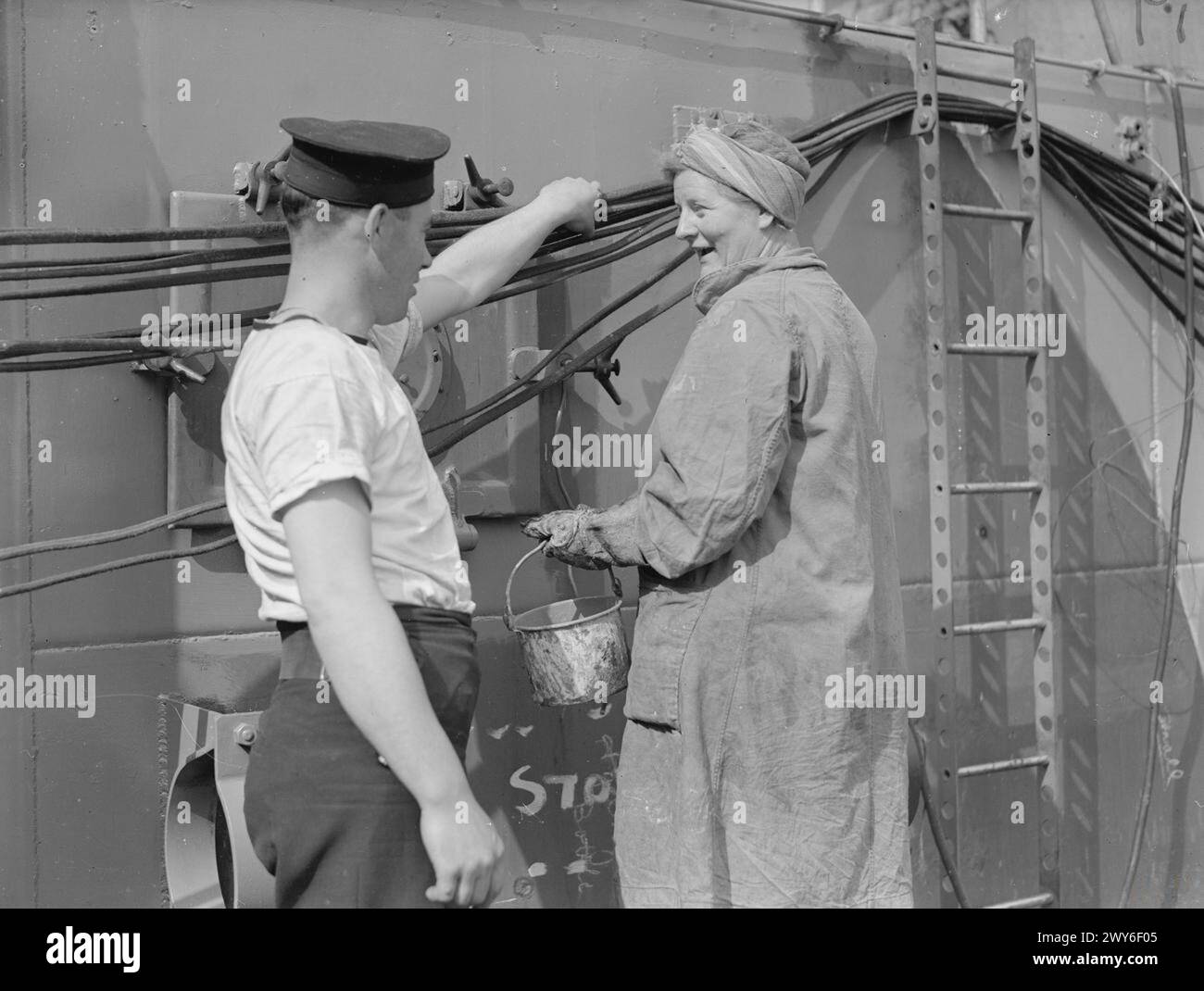 Le donne svolgono lavori in cantiere durante la guerra nel luglio 1941, assumendo ruoli tradizionalmente detenuti dagli uomini, come esemplificato dalla signora A.E. Lawrence che parla con un marinaio a bordo di una nave. Foto Stock