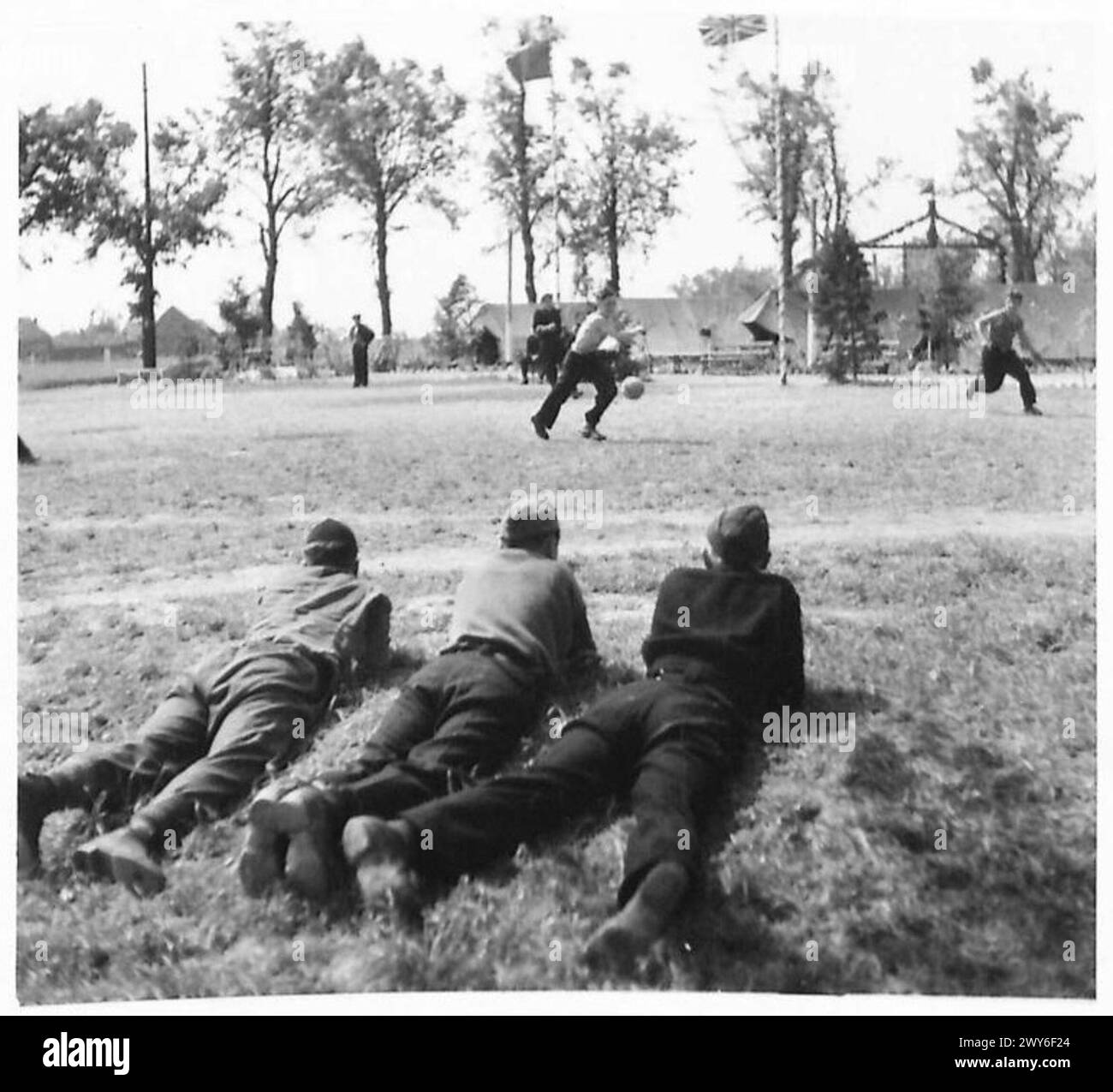 Gli sfollati in un campo russo mantengono la forma fisica giocando a calcio, un gioco che hanno imparato dai prigionieri britannici in Germania durante la seconda guerra mondiale con l'esercito britannico, 21st Army Group. Foto Stock