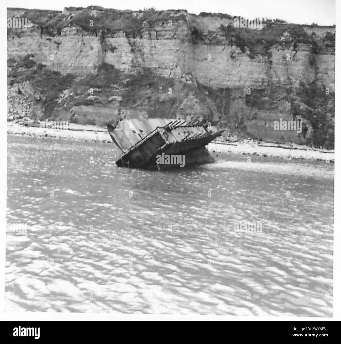 La fotografia scattata il 7 luglio mostra i relitti e le operazioni di salvataggio a Mulberry B durante la seconda guerra mondiale con il British Army, 21st Army Group. Foto Stock