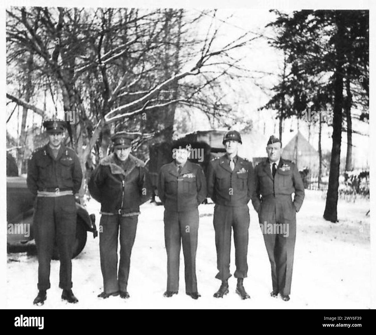 Leader militari alleati, compresi i generali Crerar, Dempsey, Montgomery, Simpson, e l'Air-Marshal Coningham, conferiscono mappe strategiche, coordinando le operazioni delle forze canadesi, britanniche e americane, British Army, 21st Army Group. Foto Stock