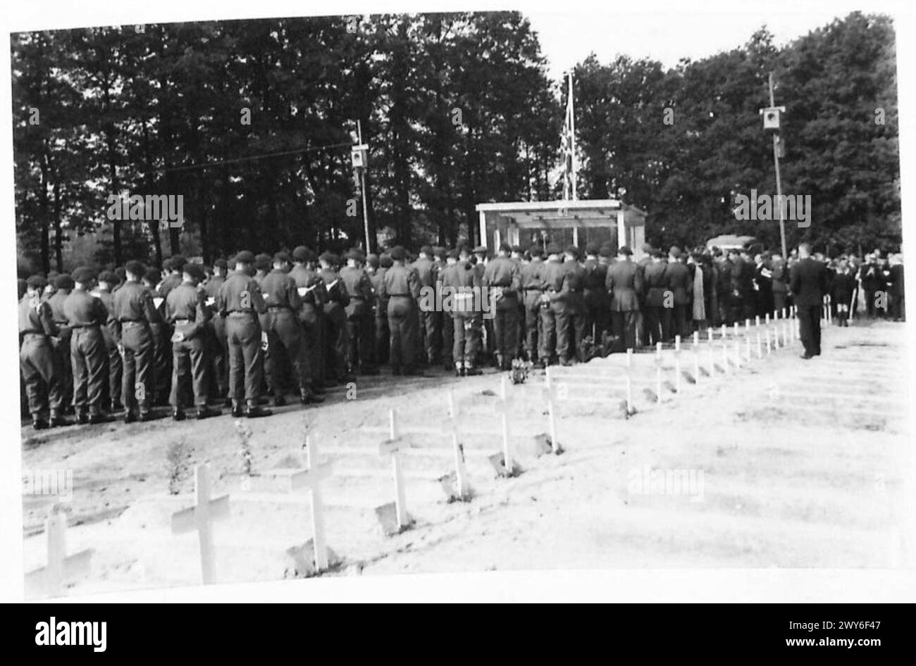 Gli uomini della 1st Airborne Division dell'esercito britannico del Reno partecipano ad un servizio commemorativo nell'Europa nord-occidentale tra il 1944 e il 1946 per onorare i soldati caduti. Foto Stock