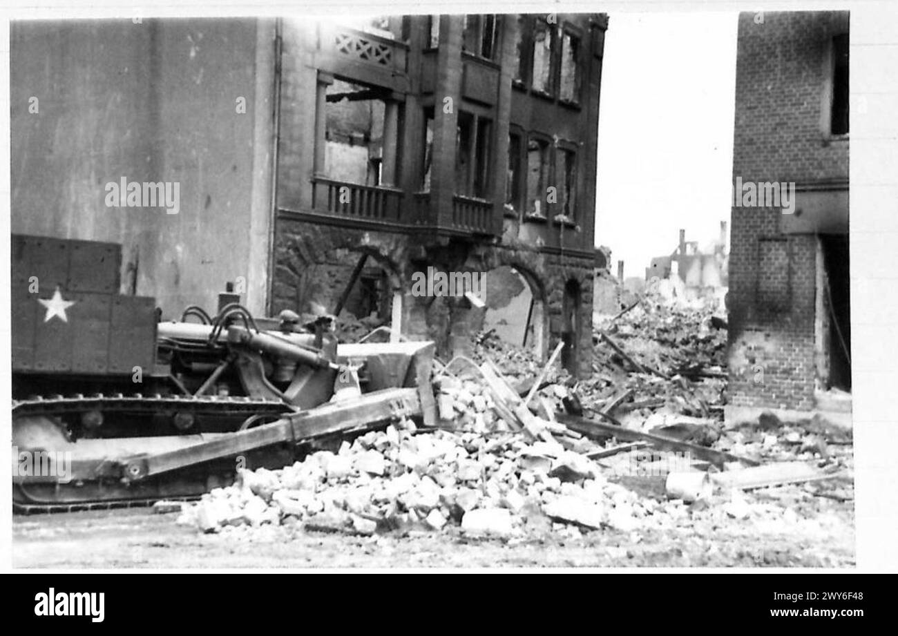 LA 6TH GUARD INDEPENDENT TANK BRIGADE AVANZA ATTRAVERSO l'HALTERN E DULMEN - Un bulldozer che sgombra i crateri bomba a Dulmen/ , British Army, 21st Army Group Foto Stock