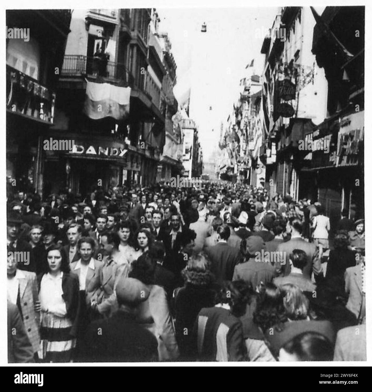 I residenti di Bruxelles celebrano la pace in Rue Neuve, mostrando felicità e sollievo dopo la liberazione, osservata dal personale del 21st Army Group. Foto Stock