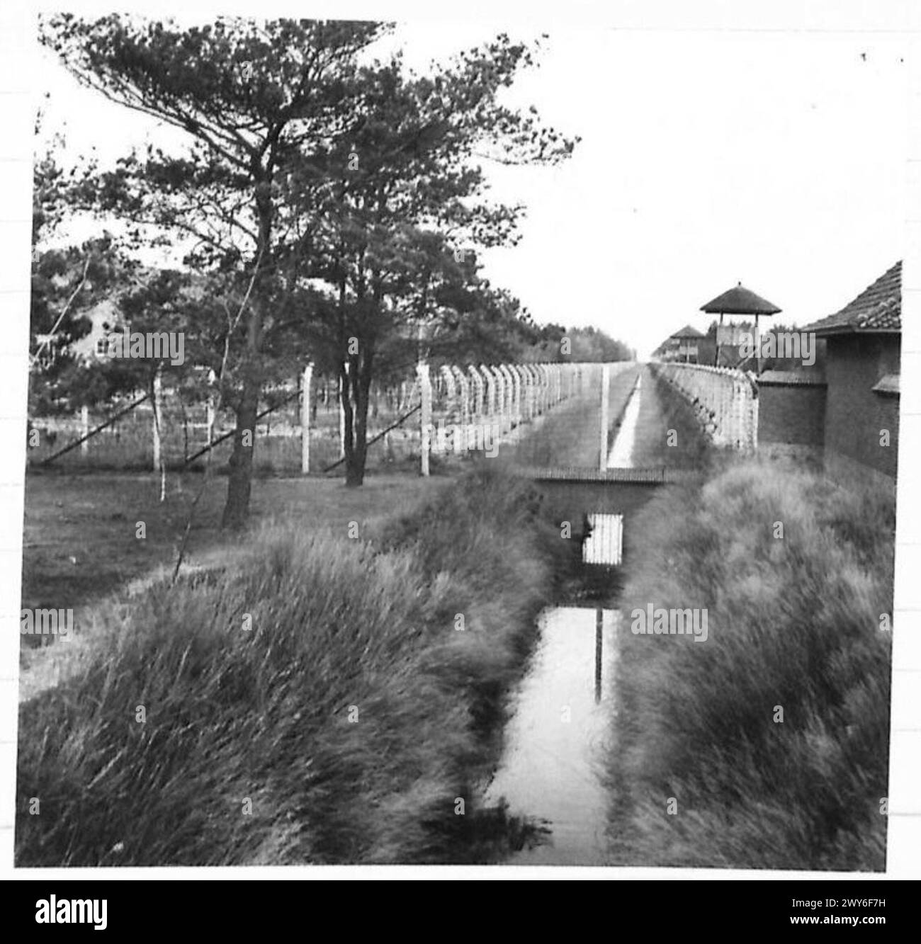 Una vista generale del campo di concentramento di Vught mostra la doppia recinzione, il fossato circostante e le torri di avvistamento sul lato nord, documentate dal personale dell'esercito britannico del 21st Army Group. Foto Stock