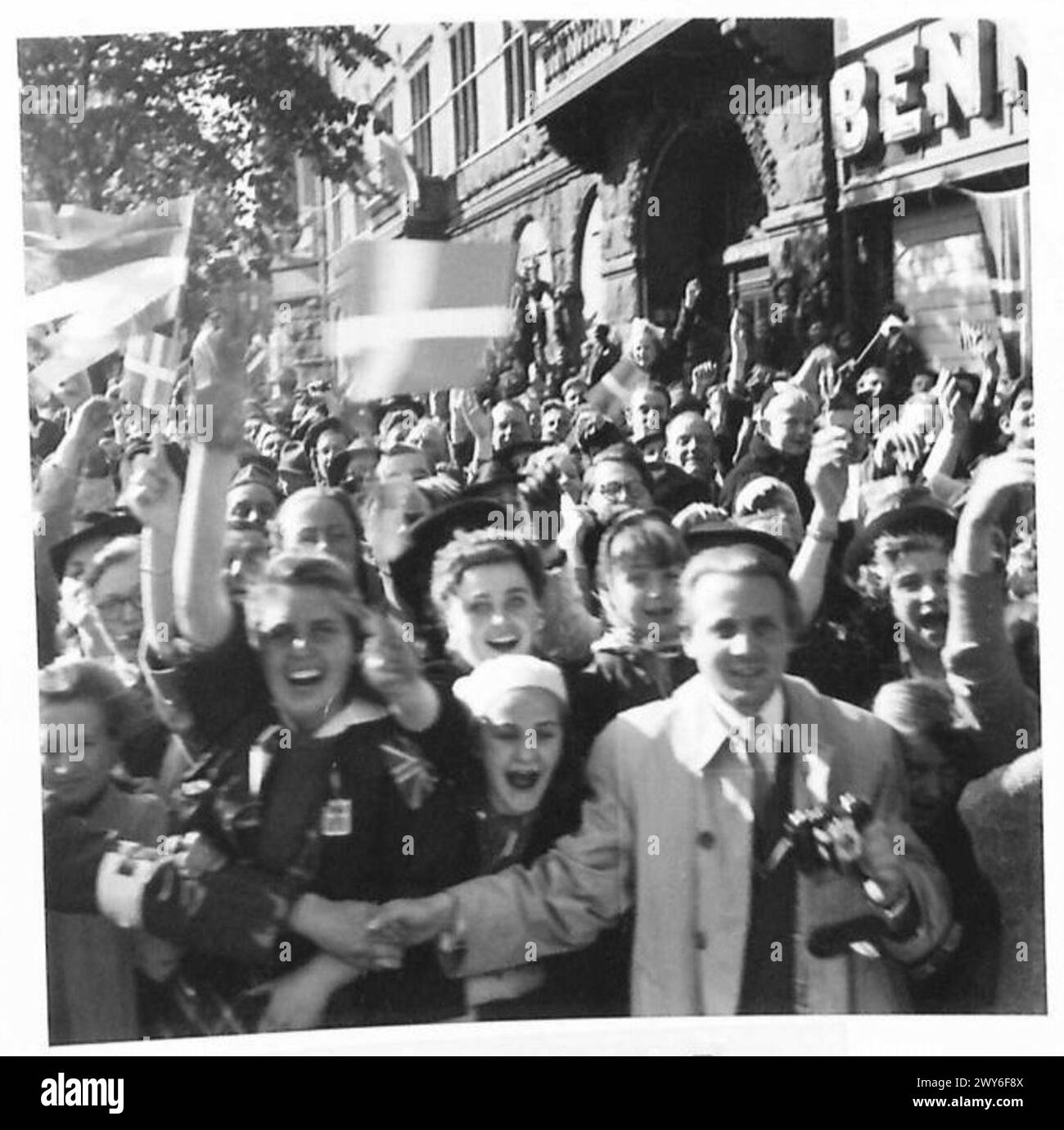 L'OCCUPAZIONE DI COPENAGHEN DA PARTE DEI DRAGONI REALI BRITANNICI - gli abitanti di Copenaghen si scatenano con entusiasmo quando la colonna britannica attraversa la città. , British Army, 21st Army Group Foto Stock