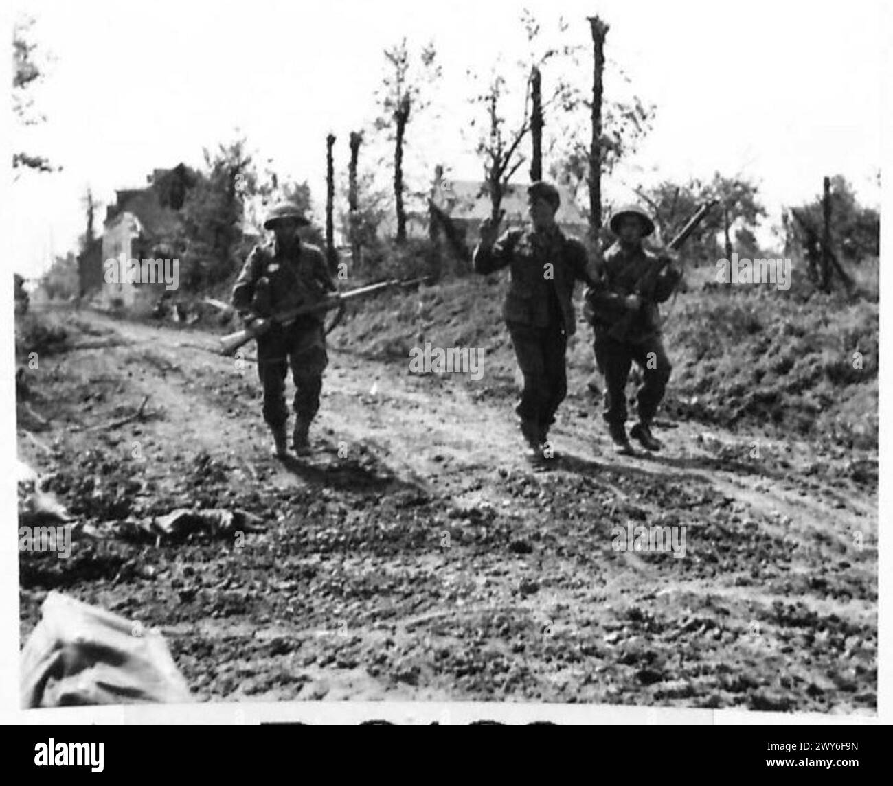 Un cecchino viene catturato dagli uomini del Middlesex Regiment durante l'offensiva britannica in Francia, evidenziando le sfide nel localizzare cecchini nemici. Foto Stock