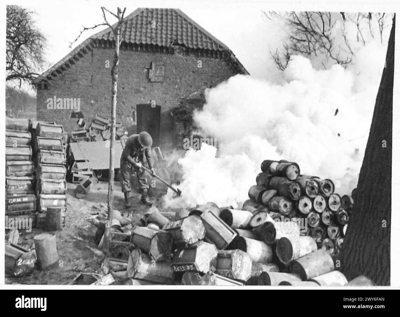 Le unità dell'esercito britannico del 21st Army Group si prepararono all'offensiva del Reno, comprese le manovre per dispiegare schermi di fumo durante la 2nd Army march. Foto Stock