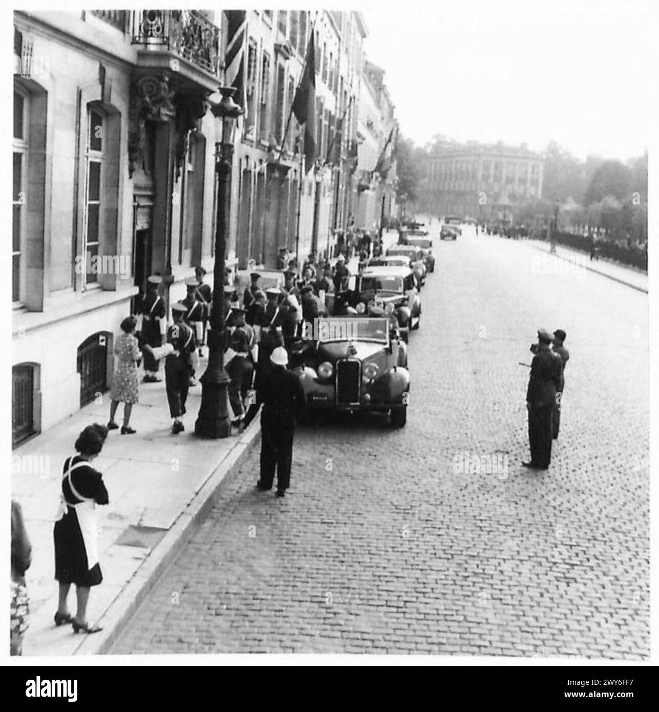 Il feldmaresciallo Montgomery visita Bruxelles, arrivando all'ambasciata britannica durante il suo tour di due giorni del Belgio con l'esercito britannico del Reno. Foto Stock