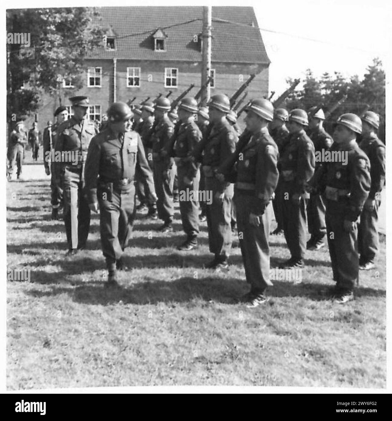 I generali dell'esercito britannico del 21st Army Group ispezionano la guardia d'onore americana durante la consegna di Hilden, dimostrando il trasferimento formale del controllo operativo. Foto Stock