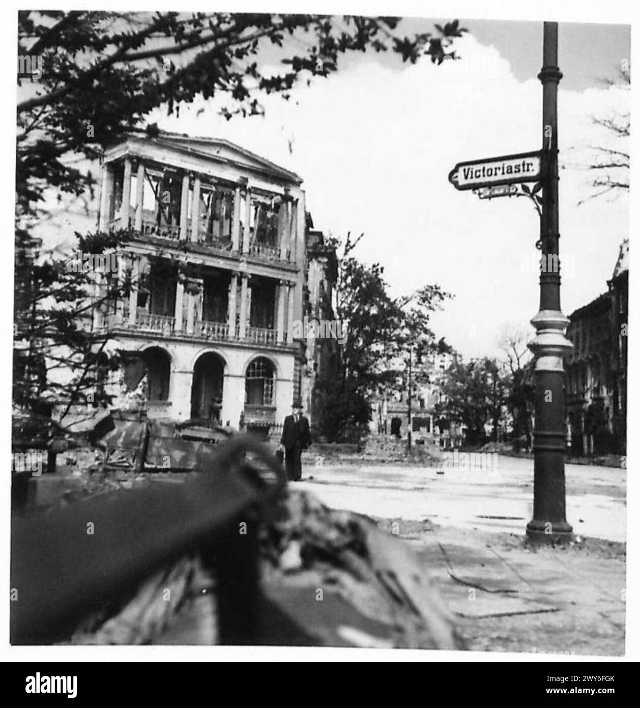 Victoria Street a Berlino mostra ingenti danni bellici, con edifici e detriti rovinati dopo l'avanzata alleata durante la seconda guerra mondiale. Foto Stock