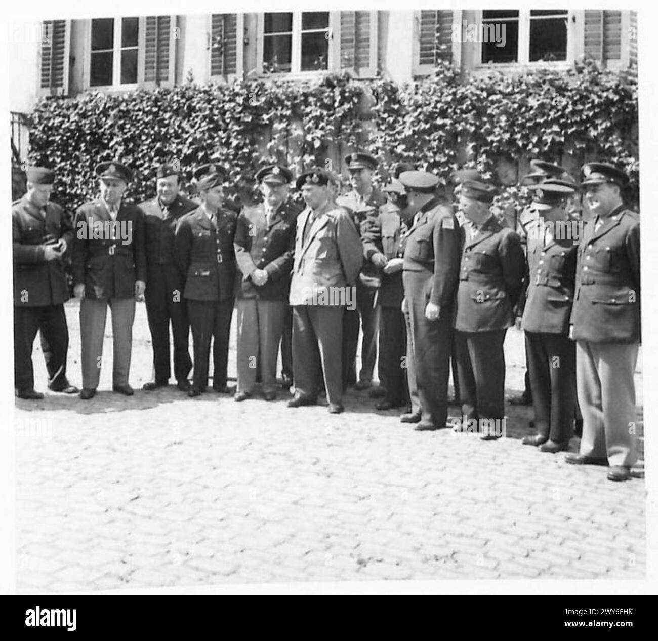 Il feldmaresciallo Sir Bernard Montgomery incontrò i dirigenti americani al quartier generale della TAC per discutere di film destinati al pubblico tedesco dopo la guerra. I partecipanti includevano presidenti, produttori esecutivi e manager dei principali studi. Foto Stock