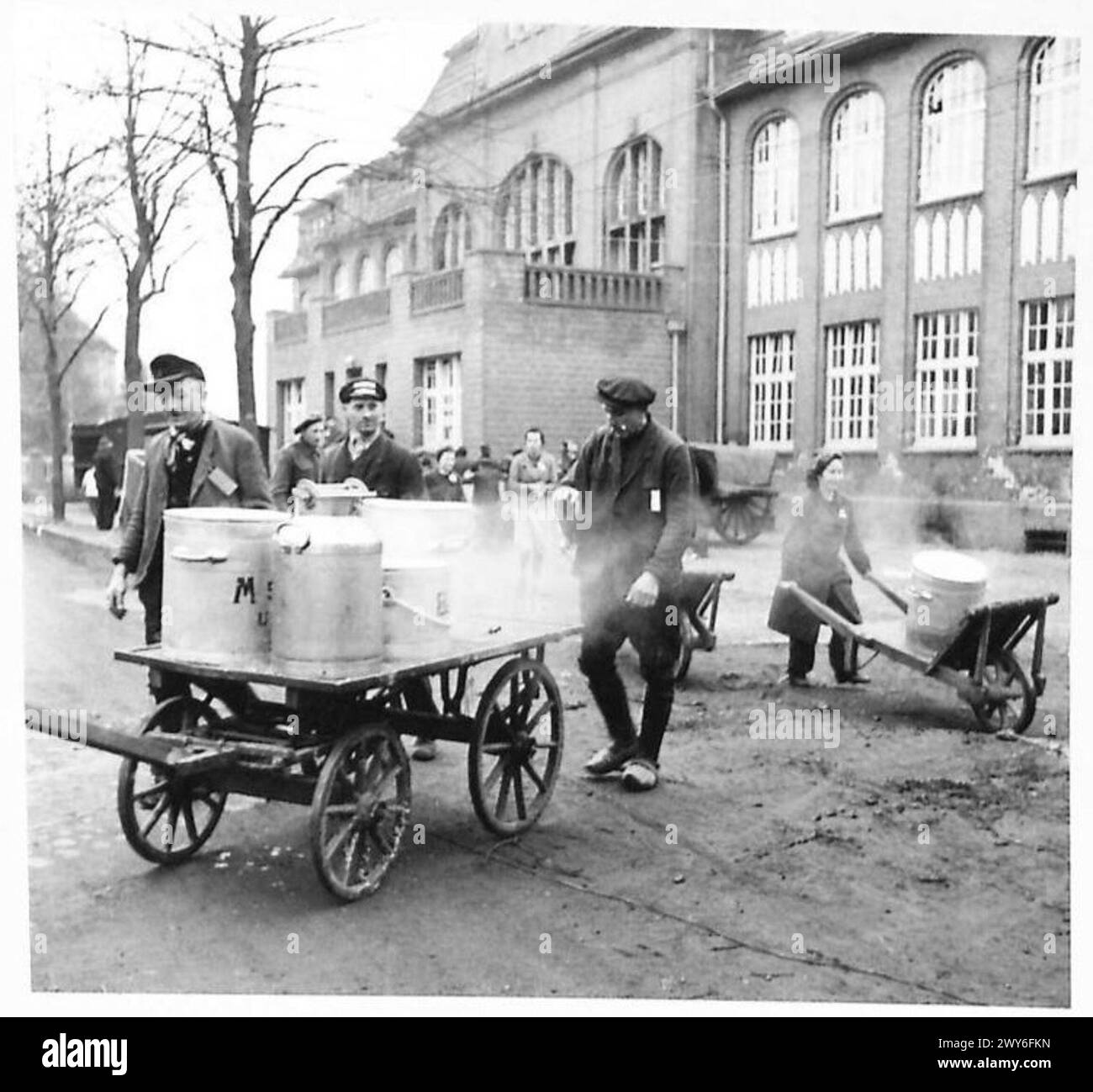 I civili tedeschi raccolgono cibo per i loro gruppi assegnati sotto la supervisione del governo militare del 21st Army Group. Foto Stock