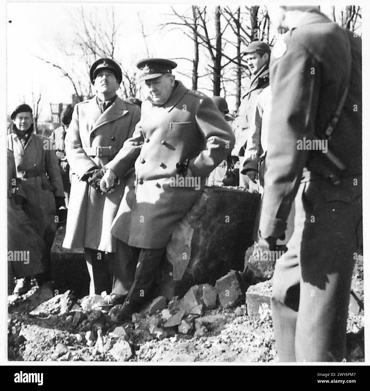 Il primo ministro visita il fronte occidentale a Julich, accompagnato dal tenente generale W.H. Simpson, dai feldmarescialli Sir Alan Brooke e Sir Bernard Montgomery, dal maggior generale McLane e dal maggior generale Gillen; visitò le rovine della Cittadella e pranzò prima di tornare al quartier generale sotto la supervisione del 21st Army Group dell'esercito britannico. Foto Stock