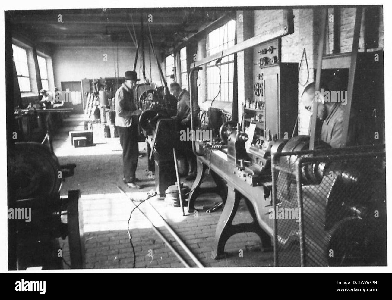 L'officina meccanica del Bedburg Institute gestisce le operazioni per 26.000 rifugiati sotto l'amministrazione del governo militare dell'esercito britannico. Foto Stock