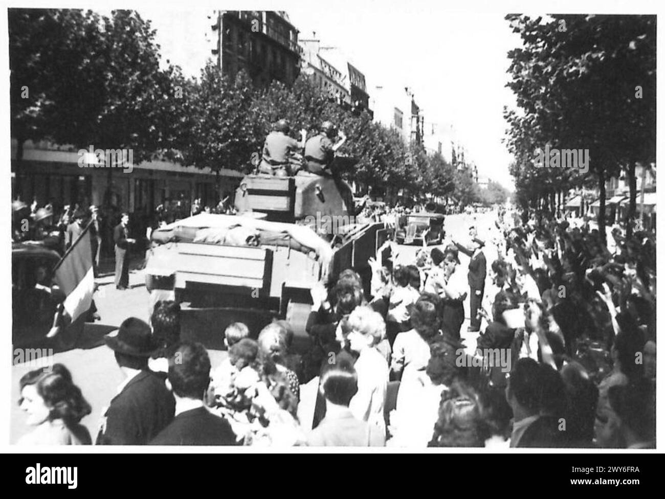 Gente di Parigi saluta le truppe inglesi, americane, canadesi e francesi che entrano nella città liberata, catturando il pubblico giubilo e le celebrazioni, parte delle operazioni alleate sotto il 21° gruppo d'Armata. Foto Stock