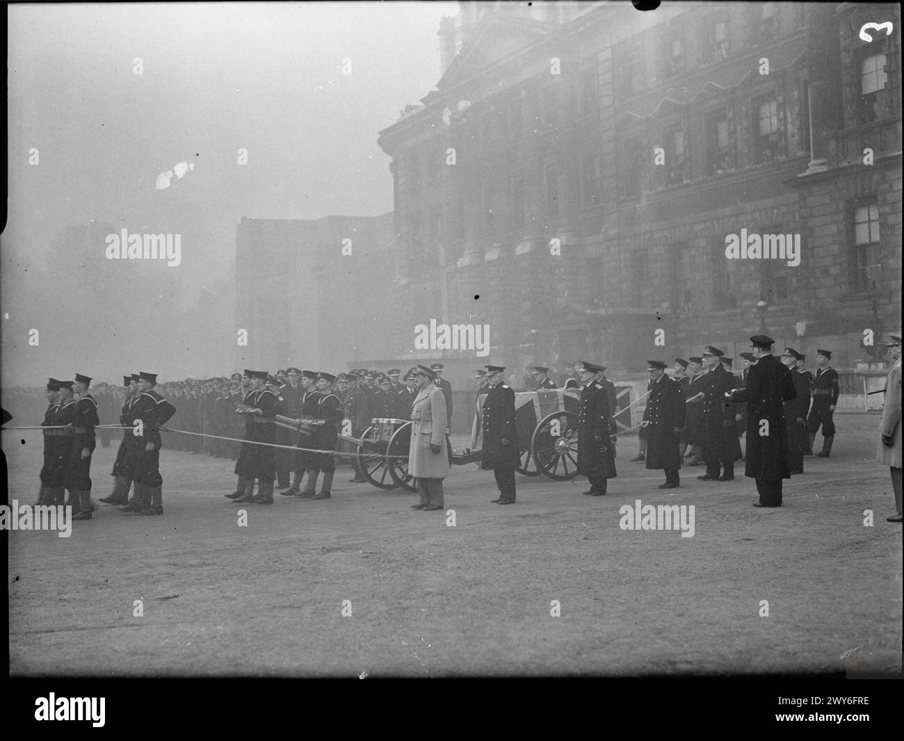 LA ROYAL NAVY DURANTE LA SECONDA GUERRA MONDIALE - il corteo funebre del primo Lord del Mare, l'ammiraglio Sir Dudley Pound sta per partire da Horse Guards Parade, Londra, mostrando da sinistra a destra: generale Sir Alan Brooke, ammiraglio Stark, Sir Reginald Tyrwhitt, conte di Cork e Orrery, Sir Charles Little e Sir Sidney Freemantle. , Pound, Alfred Dudley Pickman Rogers, Brooke, Alan Francis, Stark, Harold R, Tyrwhitt, Reginald Yorke Foto Stock