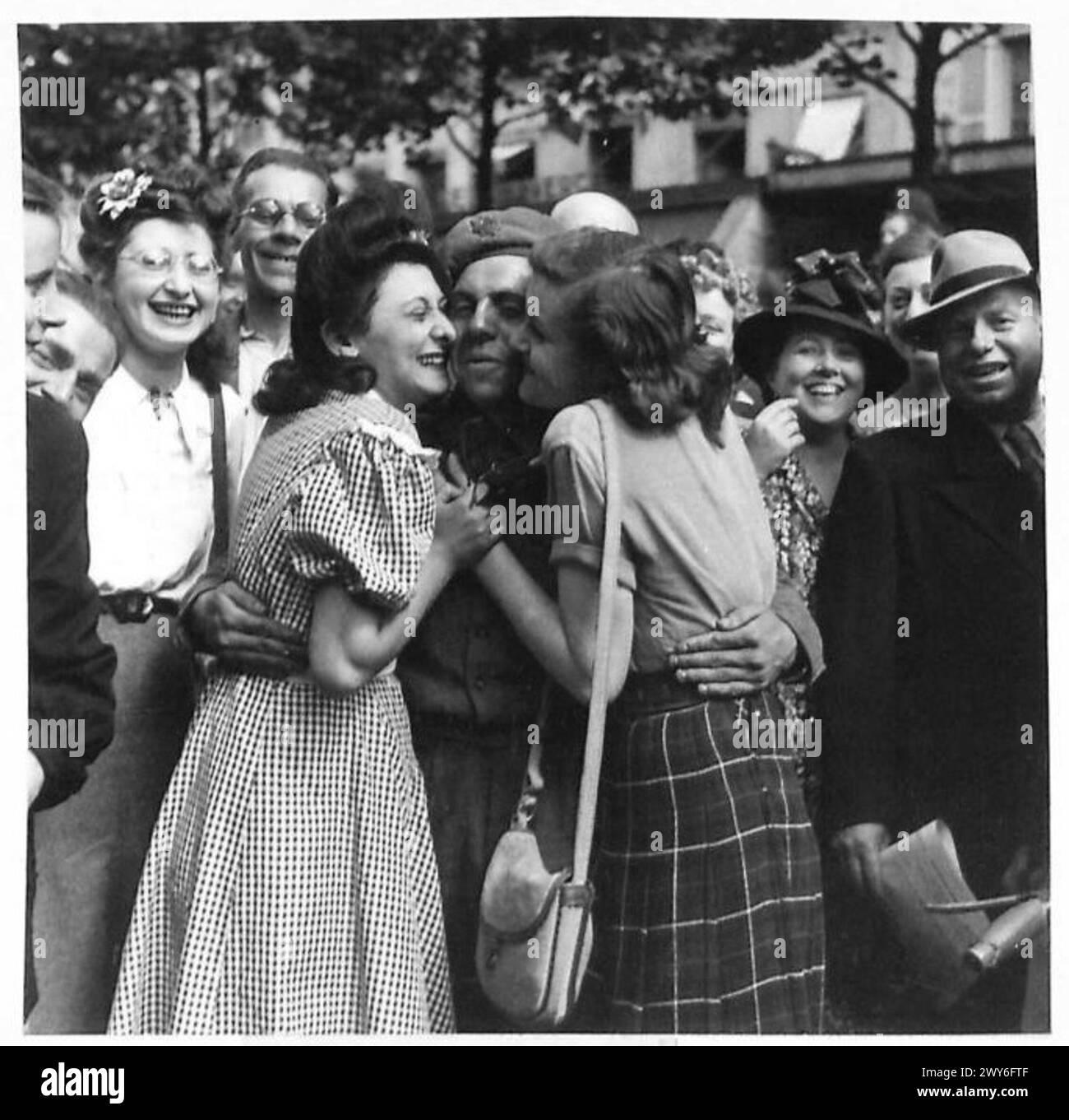 I cittadini di Parigi fiancheggiano le strade per dare il benvenuto alle truppe inglesi, americane, canadesi e francesi che entrano nella città liberata. Le scene catturate dai cameramen A.F.P.U. raffigurano la giubilazione del pubblico durante la liberazione. Foto Stock