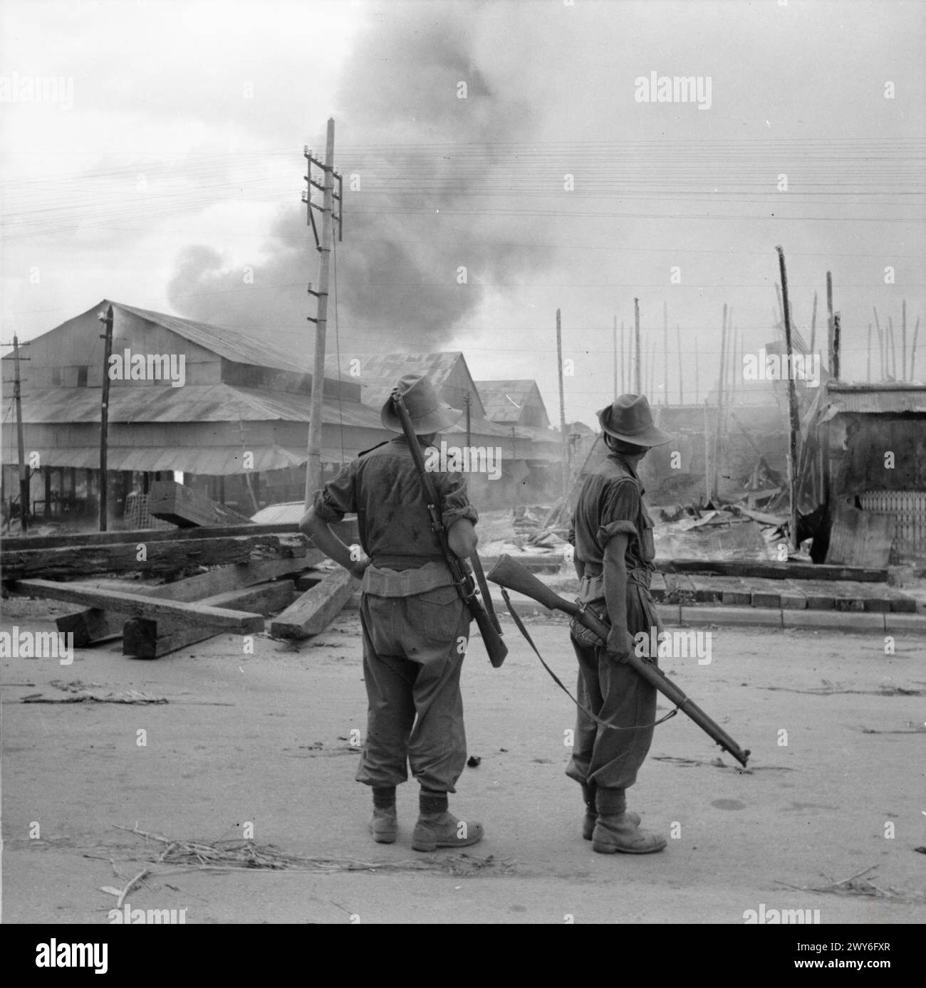 Uomini dell'8th Border Regiment a Pegu dopo la cattura della città da parte di 1/10 Gurkha Rifles il 1 maggio 1945 durante le operazioni dell'esercito britannico in Birmania. Foto Stock