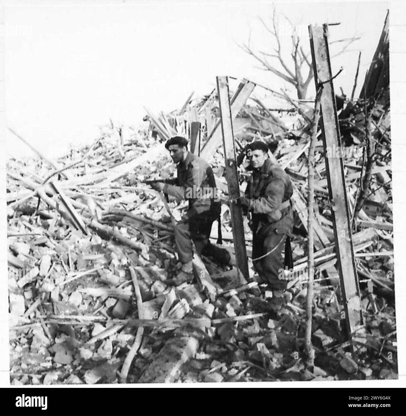 ASSALTO AL RENO E CATTURA DI WESEL - Commandos che eliminano i cecchini lasciati dal nemico a Wesel. , British Army, 21st Army Group Foto Stock