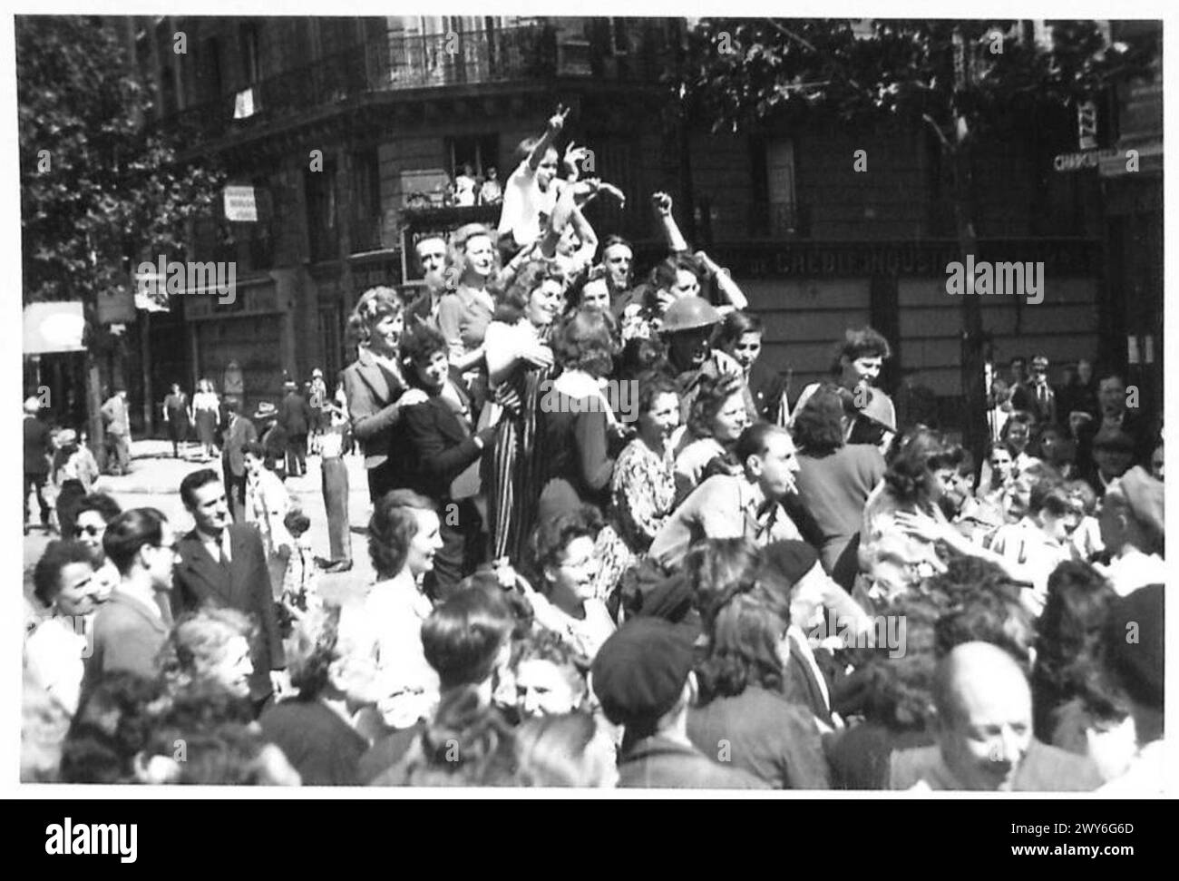 La folla a Parigi accoglie le truppe inglesi, americane, canadesi e francesi che entrano nella città liberata. Foto Stock