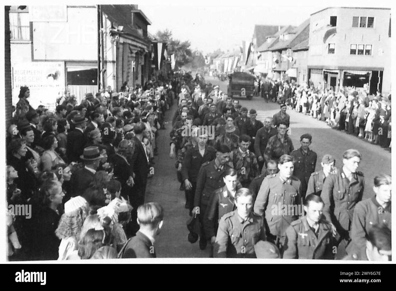 I membri della resistenza olandese riportano indietro i prigionieri tedeschi dopo la liberazione di Eindhoven, Olanda, British Army, 21st Army Group. Foto Stock