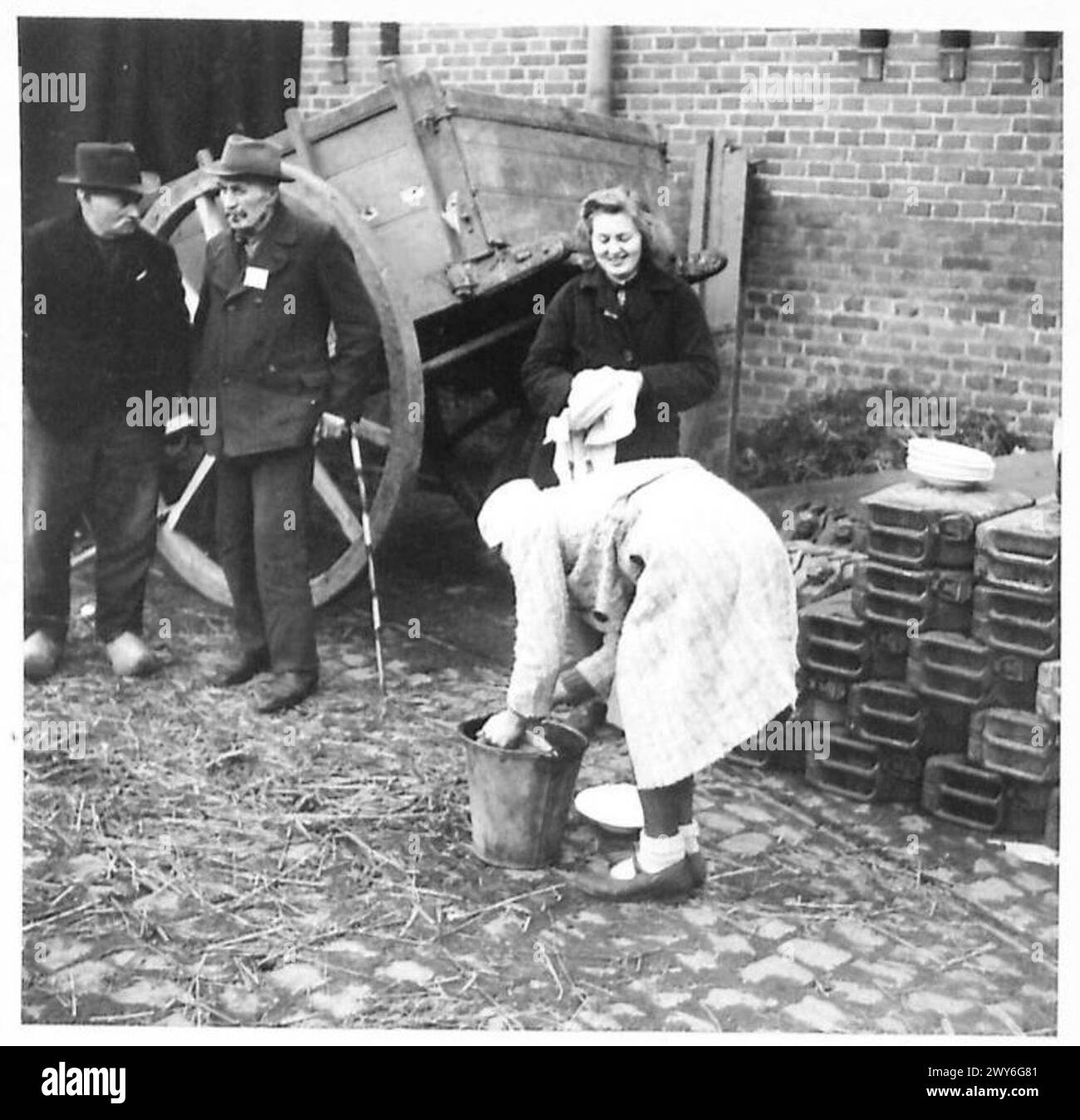 Una donna tedesca e sua figlia vengono viste lavarsi dopo un pasto sotto l'amministrazione militare in Germania durante il periodo post-bellico. Foto Stock