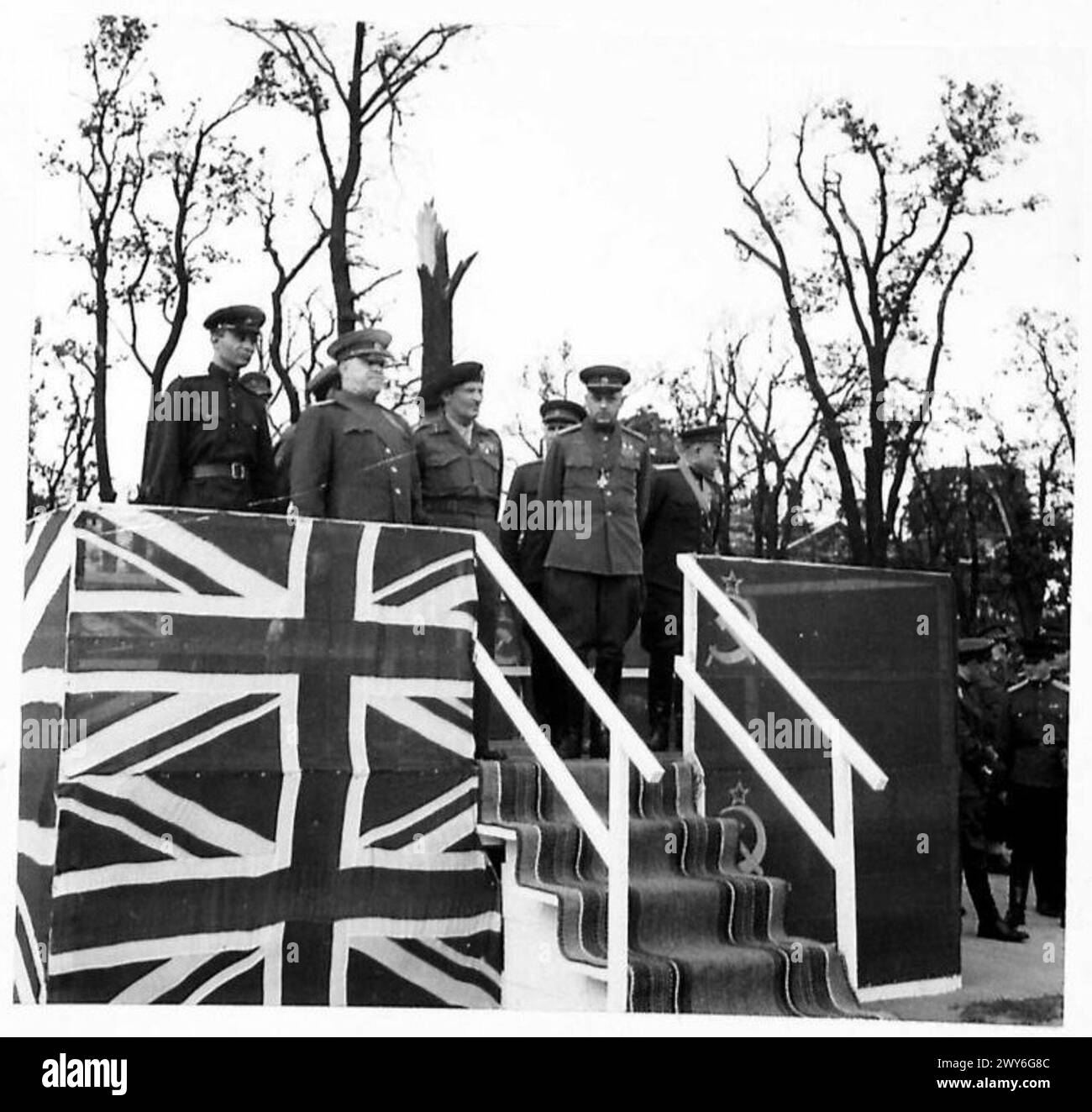Il feldmaresciallo Montgomery partecipa all'investitura dei generali russi, osservandoli durante un passato di marzo. L'evento coinvolge l'esercito britannico e il 21st Army Group. Foto Stock