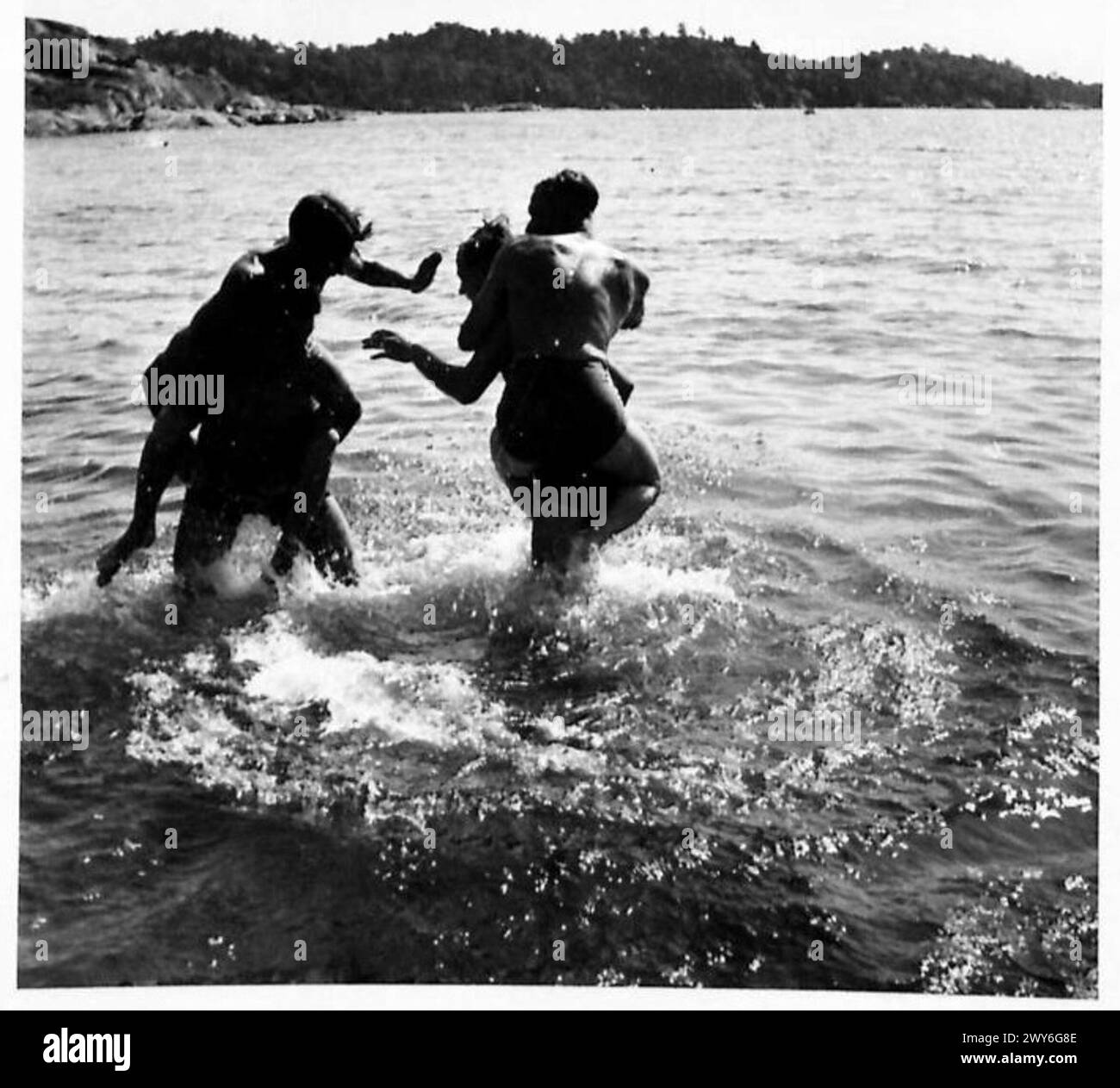 I soldati della 1st British Airborne Division, noti come "Red Devils", si impegnano in giocose attività di riscatto in acqua durante un campo di vacanza a Fevik, Norvegia, come parte dell'addestramento e delle attività ricreative. Foto Stock