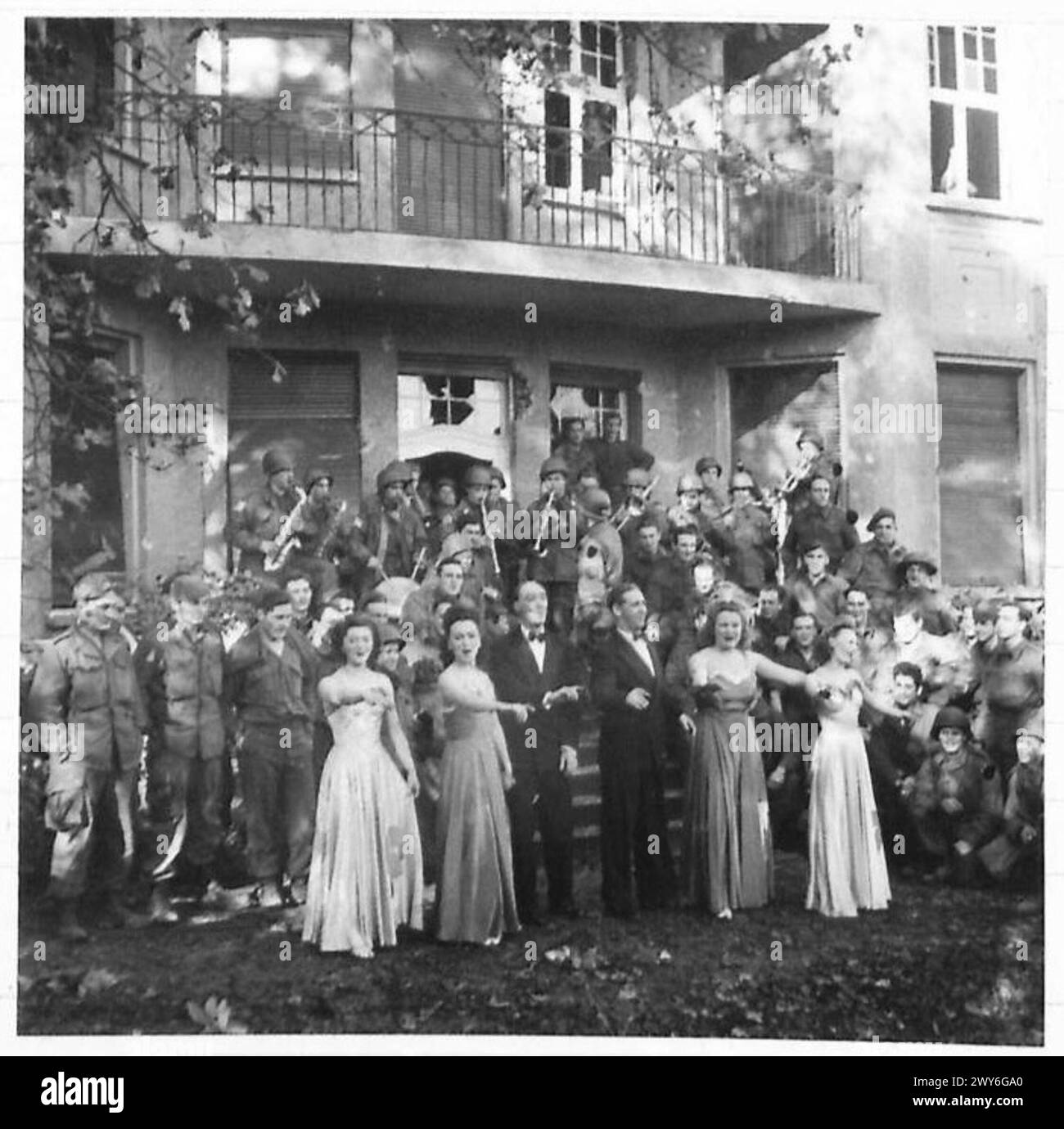 Il primo spettacolo ENSA (Entertainments National Service Association) in Germania si svolge di fronte a una casa, fornendo intrattenimento alle truppe dell'esercito britannico, 21st Army Group. Foto Stock