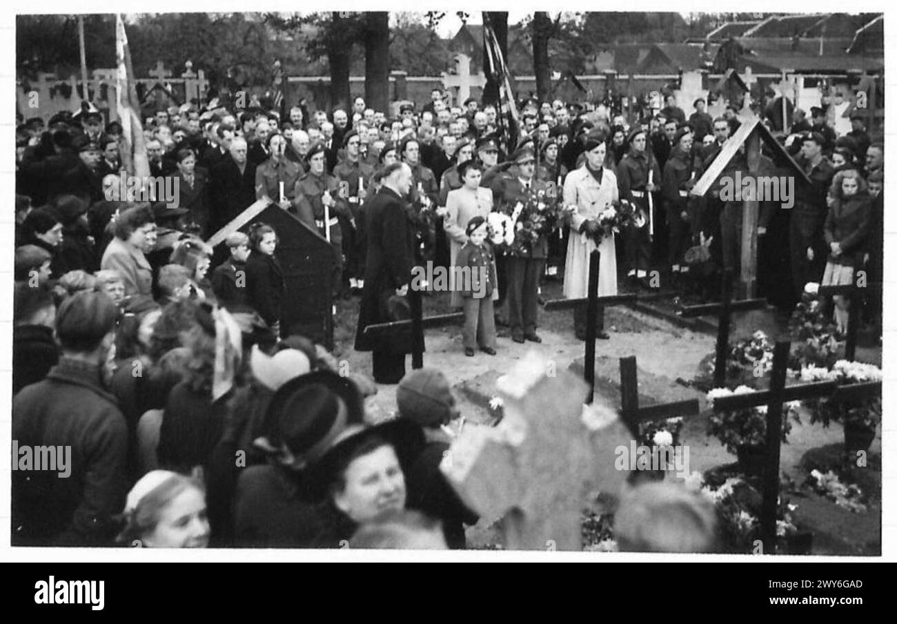 Una cerimonia in occasione del giorno dell'armistizio a Bocholt, tenutasi presso il cimitero locale con il personale dell'esercito britannico presente. L'evento commemora i soldati caduti nel dopoguerra. Foto Stock