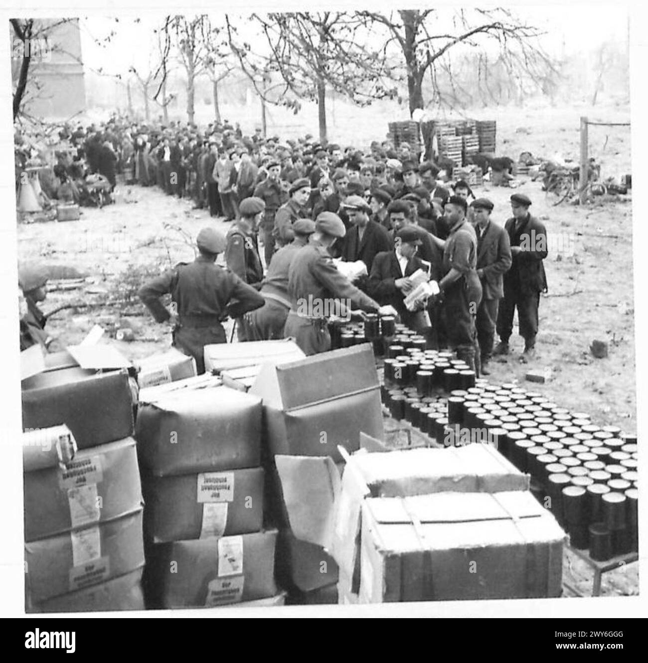 Il Distaccamento del governo militare alleato del 516 eroga razioni agli sfollati e ai rifugiati tedeschi nella Germania del dopoguerra sotto la supervisione dell'esercito britannico, 21st Army Group. Foto Stock