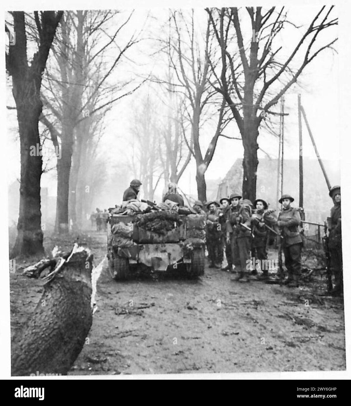 La fanteria della 15a Divisione scozzese si spostò attraverso Nutterden in rotta verso Kleve mentre le truppe britanniche occupavano il territorio tedesco. Foto Stock La fanteria della 15a Divisione scozzese si spostò attraverso Nutterden in rotta verso Kleve mentre le truppe britanniche occupavano il territorio tedesco. Foto Stock