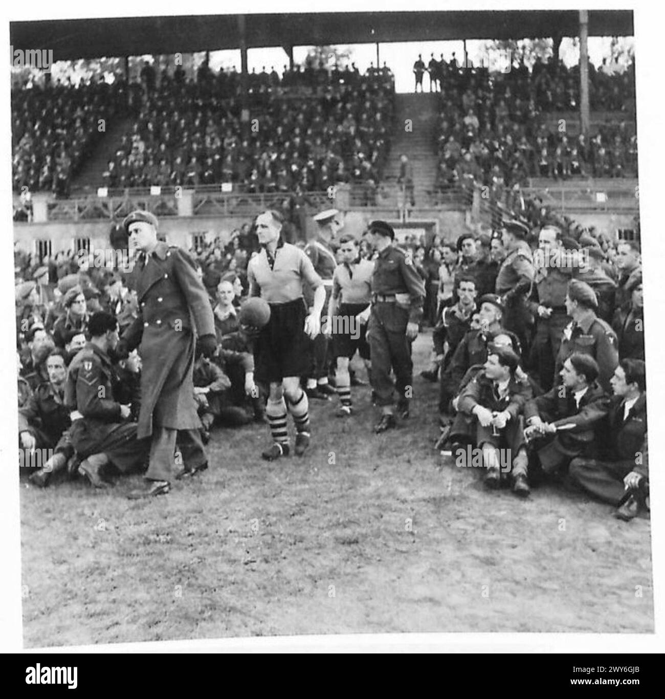 Morris, capitano del Wolverhampton F.C., guidò la sua squadra sul campo per il Combined Services XI match, documentato dall'esercito britannico del Reno. Foto Stock