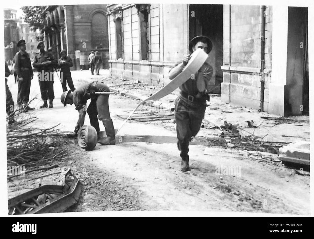 Due membri del personale dell'Army Fire Service gestiscono una manichetta dalla pompa alla scena di un incendio sotto la supervisione del 21st Army Group. Foto Stock