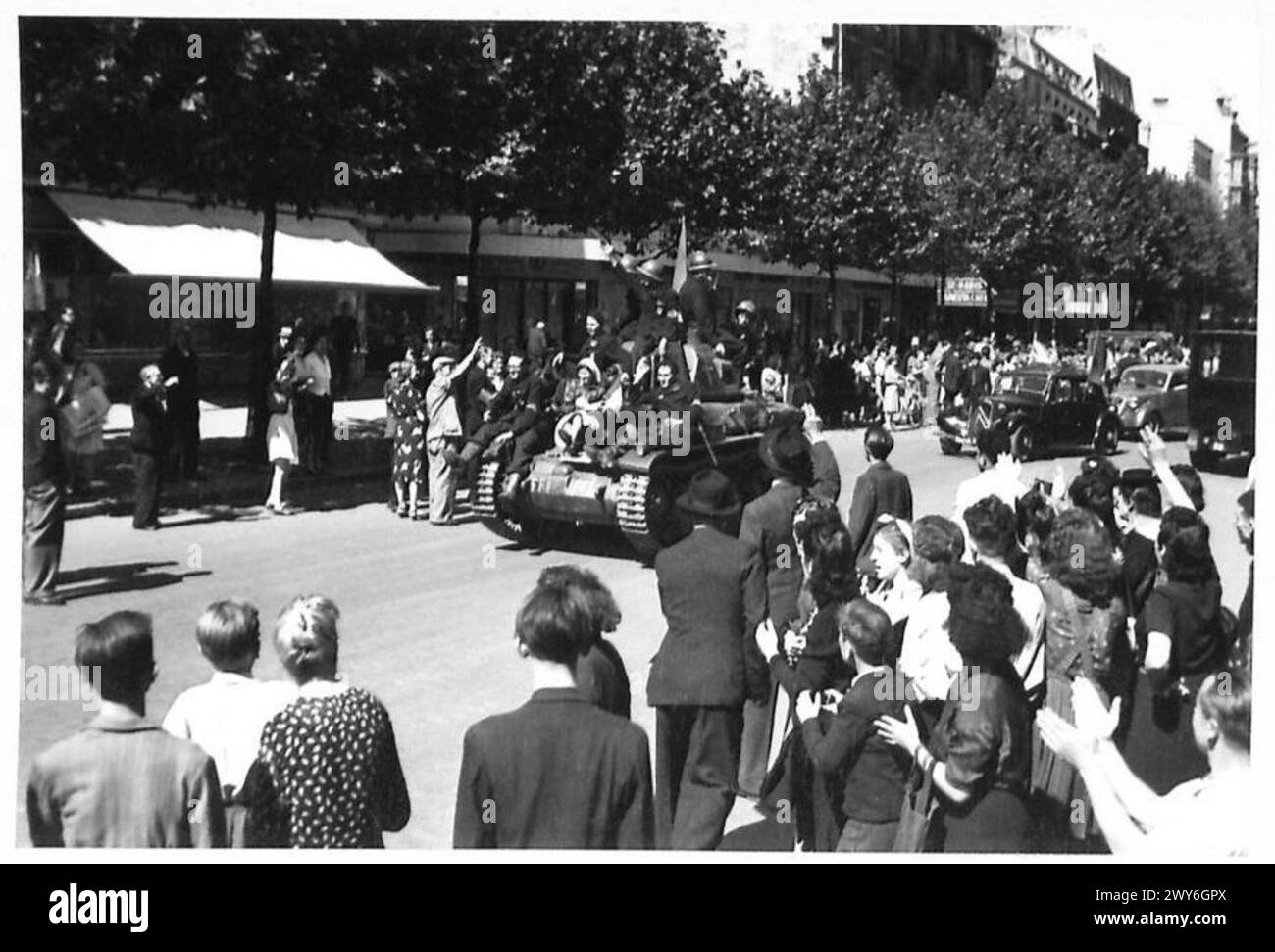 I cittadini di Parigi allineano le strade per salutare le truppe britanniche, americane, canadesi e francesi che entrano nella città liberata, British Army, 21st Army Group. Foto Stock