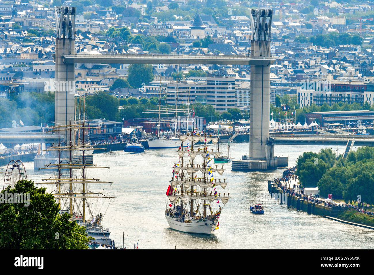 Rouen (Francia settentrionale), 18 giugno 2023: Grand Parade in occasione dell'ottava edizione della Rouen Armada (raduno di navi). Vista di Sailboa Foto Stock